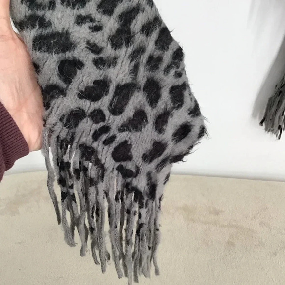 L.I.B. New York Women’s Poncho Shawl Warm Winter Animal Print NWT One Size - Picture 4 of 7